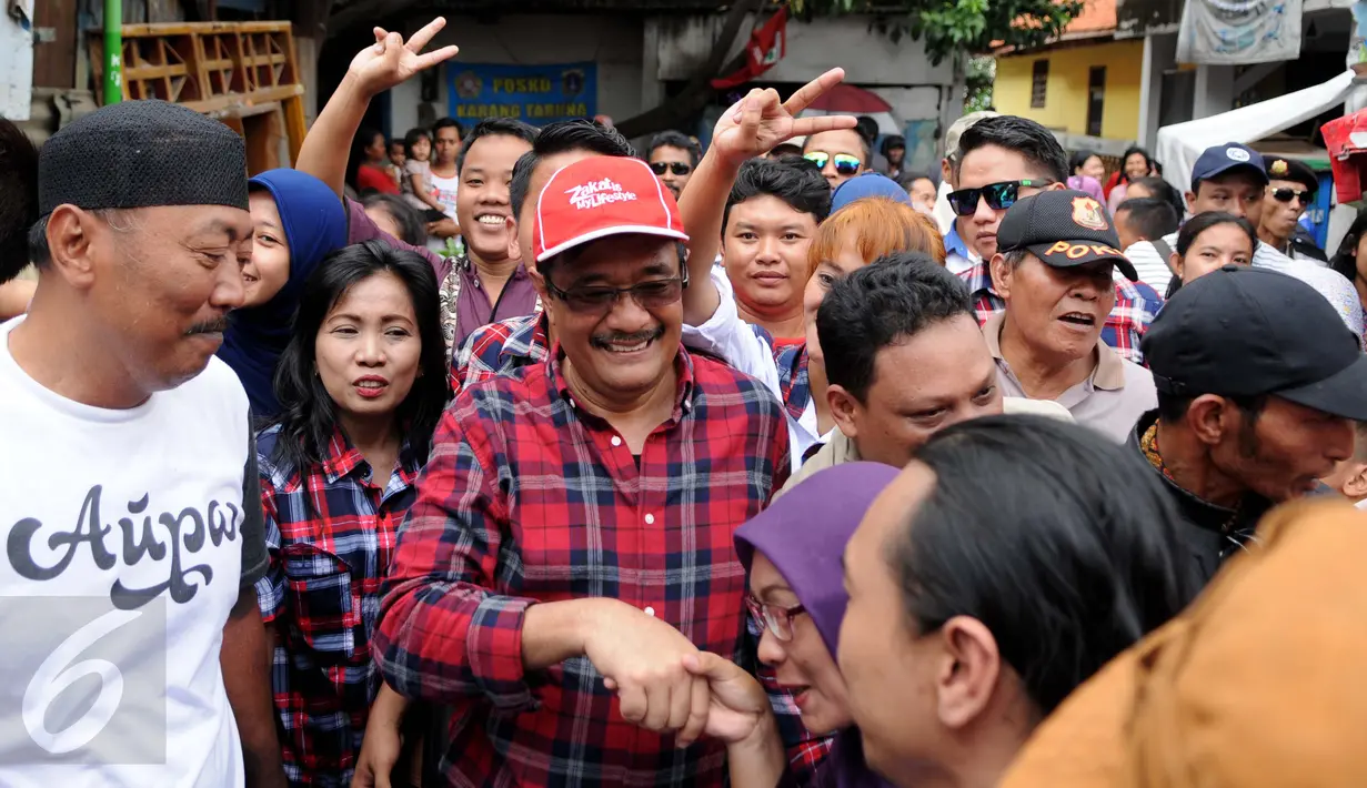 Cagub DKI Jakarta Djarot Saiful Hidayat bersalaman dengan warga Rawa Terate, Jakarta, Kamis (12/1). Warga Terate berharap pasangan tersebut dapat meneruskan program yang selama ini telah berjalan untuk memajukan Jakarta. (Liputan6.com/Gempur M Surya)
