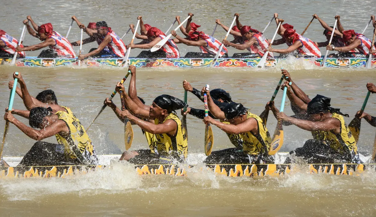 Dengan dayung dan perahu berwarna-warni, para pendayung memadati perahu-perahu panjang. (Wahyudi/AFP)