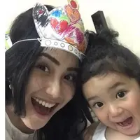 Ayu Ting Ting tersenyum bahagia mendapat oleh-oleh markota kertas dari Bilqis (Instagram/@ayutingting92)