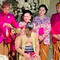 Presiden Joko Widodo atau Jokowi melakukan prosesi siraman terhadap sang anak Kaesang Pangarep yang akan menikah di kediaman, Sumber, Kota Surakarta, Jawa Tengah, Jumat (9/12/2022). Kaesang Pangarep menjalani prosesi sungkeman dan siraman jelang pernikahannya dengan Erina Gudono yang akan diselenggarakan pada 10 Desember 2022. (Tim Media Pernikahan Kaesang-Erina)