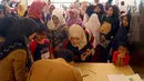 Petugas Disdukcapil Kota Tangerang Selatan melayani pembuatan Kartu Identitas Anak (KIA) di tempat makan siap saji kawasan Bintaro Tangerang Selatan, Selasa (26/2). (Merdeka.com/Arie Basuki)