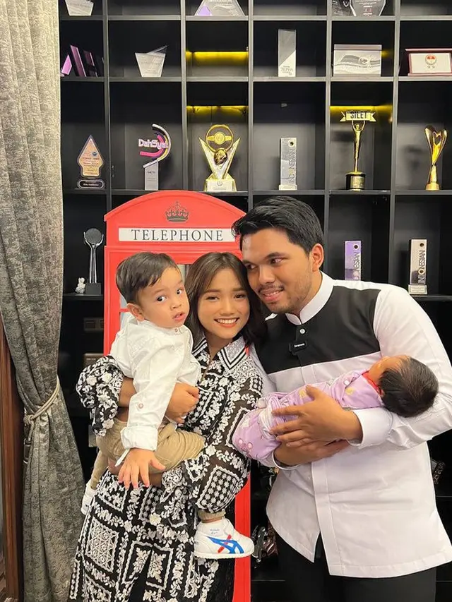 6 Momen Fuji dan Thariq Halilintar Gendong Gala dan Baby Ameena, Curi Perhatian