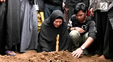 Harry Moekti diketahui baru selesai salat Isya sebelum akhirnya meninggal dunia. Ia sempat dibawa ke rumah sakit, namun nyawanya tidak tertolong.