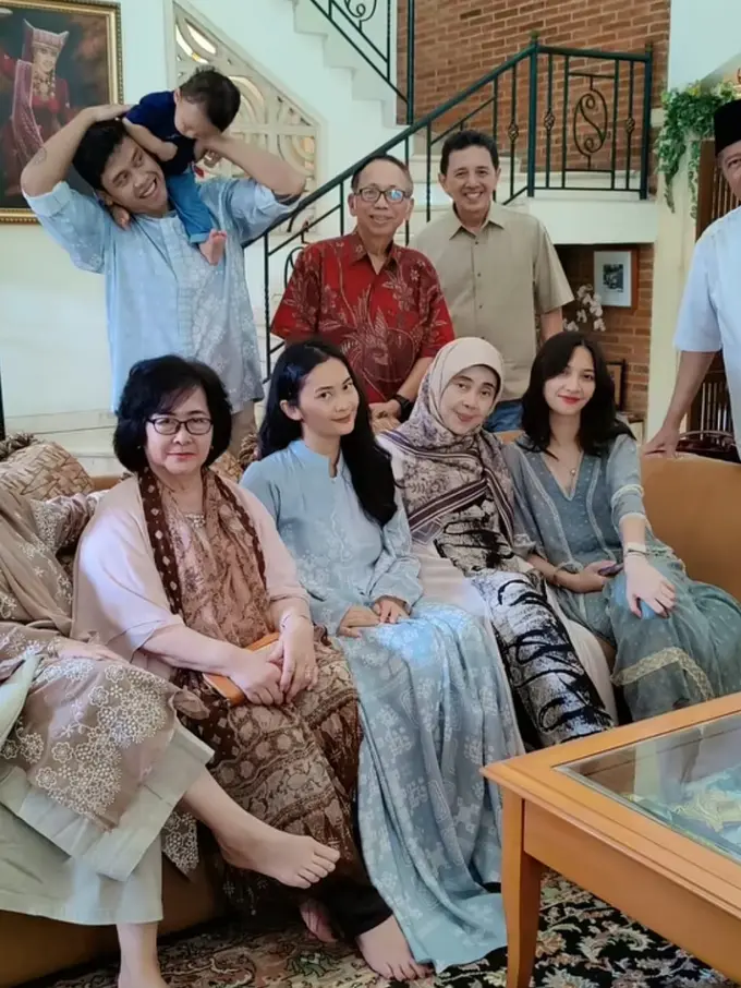 Sheila Dara saat Rayakan Lebaran 2026 Bersama Keluarga Vidi Aldiano. [@v8harrykiss]