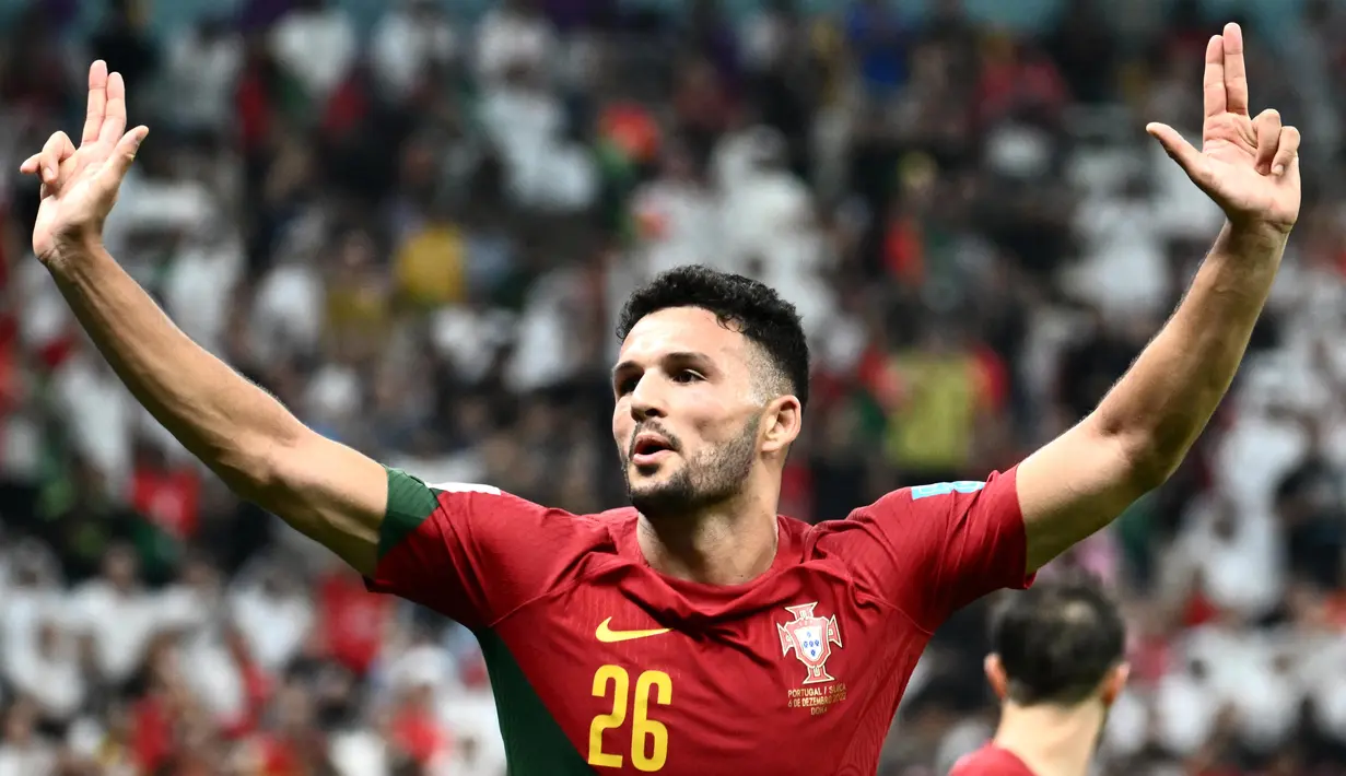 Goncalo Ramos merupakan pemain berumur 21 tahun yang digadang-gadang menggantikan posisi Cristiano Ronaldo di lini depan timnas Portugal. Di Piala Dunia 2022, Ramos menorehkan prestasi yang luar biasa dimana dirinya mencetak 4 gol dan satu assist dalam lima pertandingan yang dijalani Portugal. Bukan hanya di timnas, Ramos juga mempunyai prestasi yang bagus bersama Benfica dengan 36 kali tampil dalam semua kompetisi dan mengoleksi 24 gol serta 10 assist. (AFP/Jewel Samad)