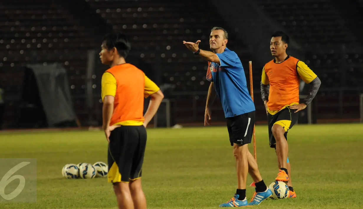 Pelatih Arema Cronus, Milomir Seslija (tengah) memberikan arahan saat memimpin latihan di Stadion GBK Jakarta, Sabtu (2/4/2016). Arema Cronus menantang Persib Bandung pada final Piala Bhayangkara 2016. (Liputan6.com/Helmi Fithriansyah)