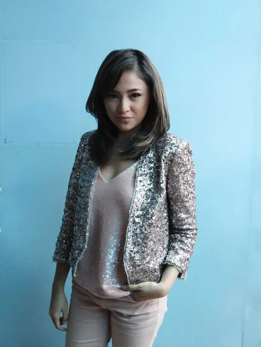 Beredarnya kabar tersebut, ibu satu anak itu juga tidak merasa tergangu. Ia mengakui bahwa sejak lama mengenal Rezky. Tapi, ia mengaku tidak dekat. Menurutnya, Rezky merupakan sosok yang menyenangkan. (Nurwahyunan/Bintang.com)