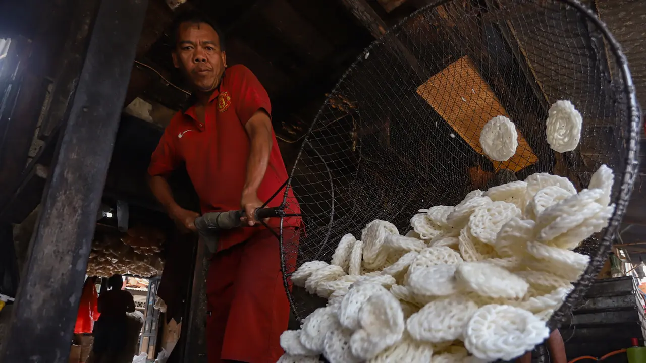 Melihat Proses Produksi Kerupuk Rumahan