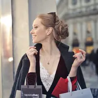 H&M membuka gerai terbarunya di Plaza Indonesia. Sumber foto: pexels/bruce mars.