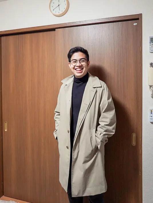 Kamu juga bisa menumpuk knitwear turtleneckmu dengan long coat saja, seperti yang dilakukan Jerome di sini. Ia memadukannya dengan celana jeans. Foto: Instagram.