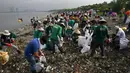 Sejumlah Relawan membersihkan sampah yang menumpuk di Manila Bay pada (19/9/2015). Kegiatan membersihkan pantai ini untuk memperingati International Coastal Cleanup Day atau Hari membersihkan pantai internasional. (REUTERS/Romeo Ranoco)