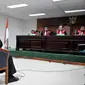 Senin (17/03/14), politisi PDIP, Emir Moeis tampak mengantuk saat menjalani sidang di Pengadilan Tipikor, Jakarta (Liputan6.com/Johan Tallo)