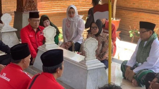 Risma  ziarah ke sejumlah makam leluhur di Jawa Timur jelang daftar Pilkada Jatim. (Foto: PDIP Jatim)