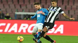 Pemain Napoli, Dries Mertens (kiri) berebut bola dengan pemain Udinese, Danilo pada laga Coppa Italia di San Paolo stadium, Naples, (19/12/2017). Napoli menang 1-0.  (Ciro Fusco/ANSA via AP)