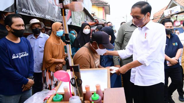FOTO: Presiden Jokowi Serahkan Bansos untuk Pacu Pertumbuhan Ekonomi dan Jaga Daya Beli Masyarakat