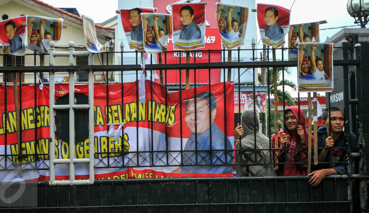Massa dari Kamerad dan Aliansi Kader HMI se Jakarta serta Laskar Merah Putih meminta PN Jaksel memutus Ongen bebas, Jakarta, Selasa (3/5/2016). Ongen menjalani sidang atas dugan pelanggaran UU Pornografi dan UU ITE. (Liputan6.com/Yoppy Renato)