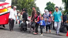 Para pemudik berdatangan di Terminal Kalideres, Jakarta Barat, Selasa (18/4/2023). (Liputan6.com/Angga Yuniar)