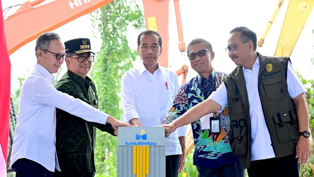 Presiden Jokowi melakukan groundbreaking pembangunan Bank Kaltimtara di Kawasan Ibu Kota Nusantara (IKN), Kalimantan Timur, Jumat (1/3/2024).