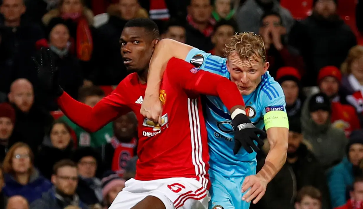 Pemain Manchester United, Paul Pogba, berebut bola dengan pemain Feyenoord, Dirk Kuyt, pada matchday kelima Grup A Liga Europa 2016-2017, di Stadion Old Trafford, Jumat (25/11/2016) dini hari WIB. (Reuters/Phil Noble)