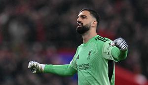 Kiper Liverpool, Giorgi Mamardashvili, merayakan kemenangan saat peluit akhir berbunyi dalam pertandingan Liga Champions antara Liverpool dan Real Madrid di Anfield, Liverpool, Inggris barat laut, pada 4 November 2025. Liverpool menang 1-0. (Paul ELLIS / AFP)
