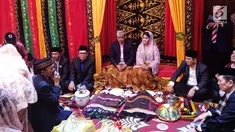 Putri Presiden Joko Widodo, Kahiyang Ayu dan Muhammad Bobby Afif Nasution saat prosesi pemberian upah-upah sebagai tanda sayang sudah diterima menjadi Boru Siregar di rumah paman Bobby di Medan, Selasa (21/11). (Liputan6.com/Pool/Media Center)