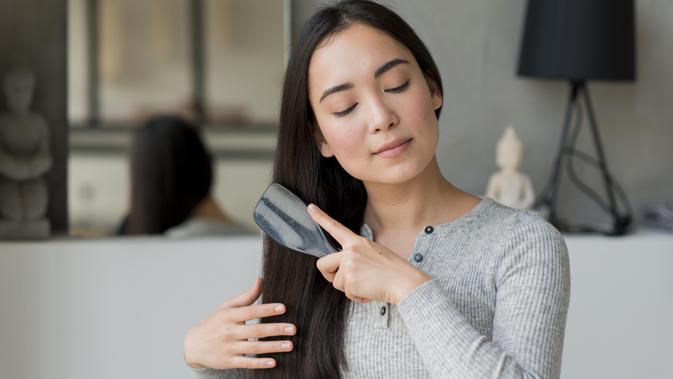 4 Cara Menyisir Rambut yang Benar Sesuai Jenis, Cegah Kerusakan - Vimarsana News