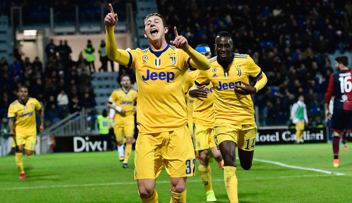 Striker Juventus, Federico Bernardeschi, merayakan gol yang dicetaknya ke gawang Cagliari pada laga Serie A Italia di Stadion Sardegna, Cagliari, Sabtu (6/1/2018). Cagliari kalah 0-1 dari Juventus. (AFP/Miguel Medina)