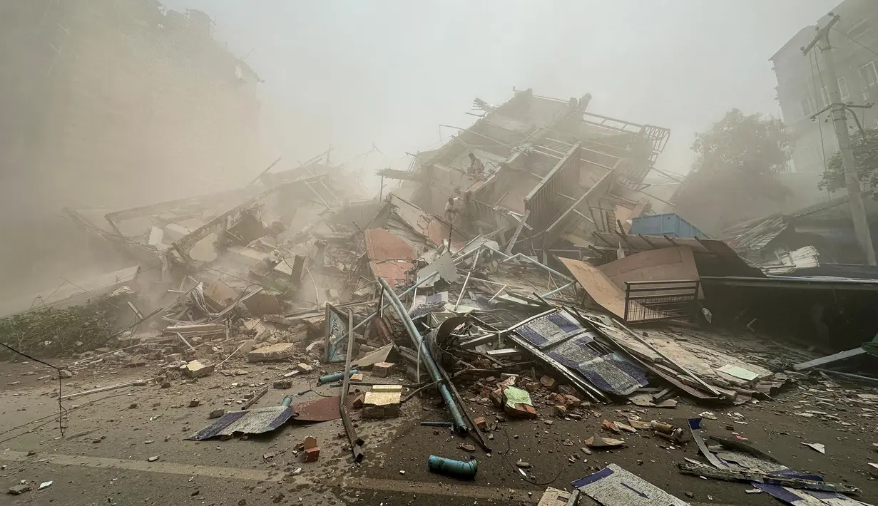 Survei Geologi Amerika Serikat (USGS) melaporkan bahwa pusat gempa berada sekitar 17,2 km dari Mandalay, Myanmar, dengan kedalaman 10 km. (Foto: AFP)