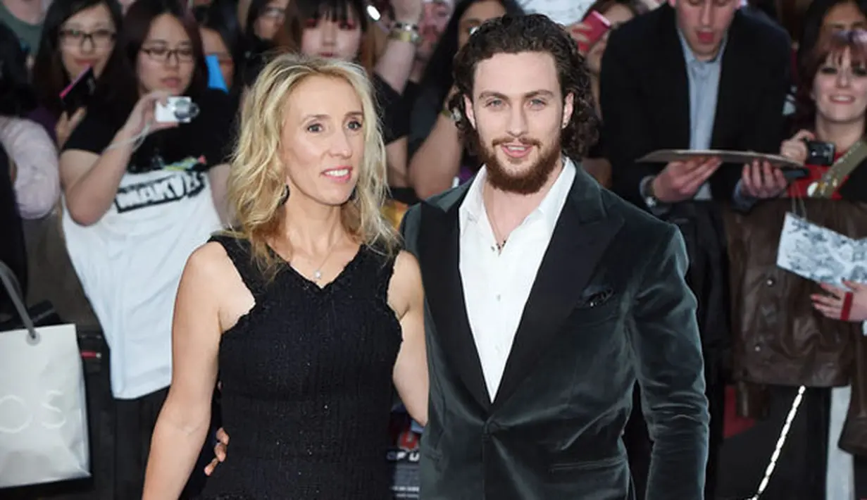 Sam dan Aaron Taylor Johnson saat berpose di red carpet premier Avengers: Age Of Ultron. (via buzzfeed.com)