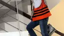 Hakim Pengadilan Negeri Tangerang Wahyu Widya Nurfitri berjalan menuju ruang penyidik untuk menjalani pemeriksaan di gedung KPK, Jakarta, Selasa (24/4). (Merdeka.com/Dwi Narwoko)