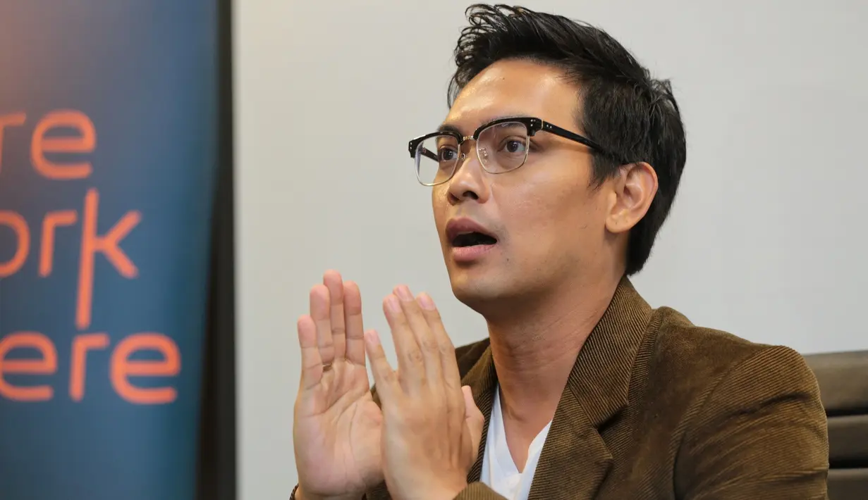 Donnie menggelar konferensi pers di kawasan Gatot Subroto, Jakarta Selatan, Jumat (24/11/2017). Sekitar setahun sebelum hengkang, ia telah membicarakan bersama dengan rekannya di Ada Band. (Adrian Utama/Bintang.com)