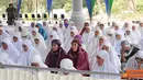 Citizen6, Surabaya: Peserta sholat taubat dan sholat istiqosah dari Kowal dan PNS Wanita, dalam rangka menyambut Ramadhan di Masjid Ibadurrahman Kesatrian Bumimoro Kobangdikal, Surabaya, Rabu, (18/7). (Pengirim: Penkobangdikal).