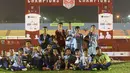 Juara Rusun Cup 2015 Tim Rusun Daan Mogot berfoto usai penyerahan trofi juara di Stadion Soemantri Brojonegoro, Jakarta, Minggu (8/11/2015). (Bola.com/Nicklas Hanoatubun)