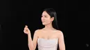 Ahn Eun Jin tampil goddes dengan strapless dress yang berkilauan. Dress yang dipenuhi batu berkilauan ini membalut tubuhnya dengan amat baik. [Foto: soompi.com]