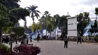 Demo Jokowi 11 April di kawasan Gedung DPRD Sumatera Barat berakhir ricuh. Konsentrasi massa terpecah setelah polisi menembakan gas air mata. (Liputan6.com/ Novia Harlina)