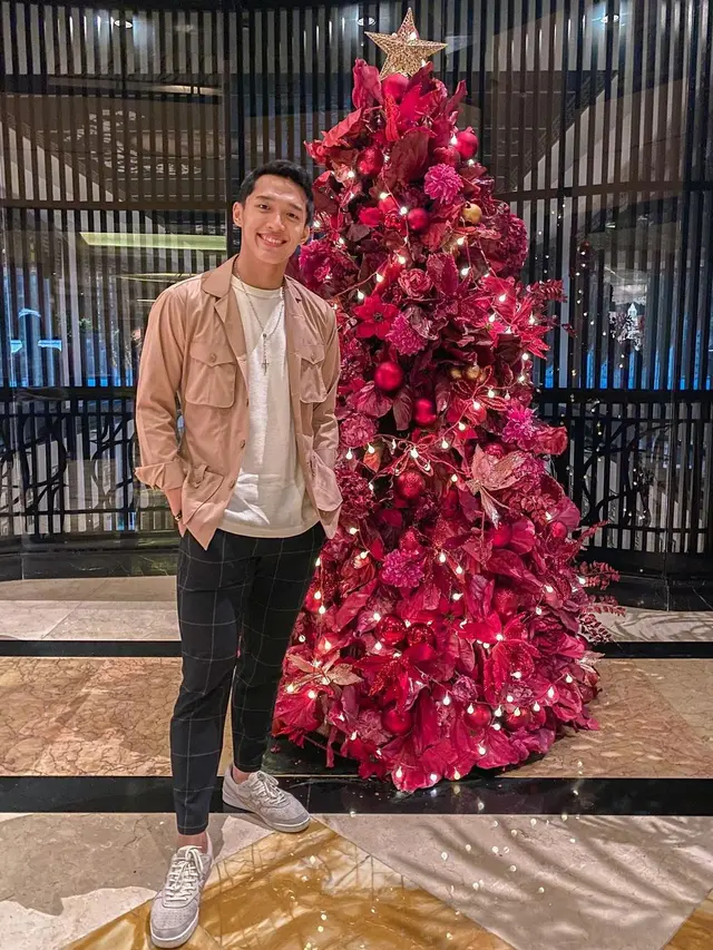 6 Potret Shania Eks JKT48 dan Jonatan Christie Dinner Natal Bersama, Curi Perhatian