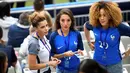 Istri Blaise Matuidi, Isabelle Matuidi (kiri) dan istri Lucas Digne, Tiziri Digne serta istri Kingsley Coman, Sephora Coman berbincang sebelum pertandingan Prancis melawan Rumania di stadion Stade de France, Prancis, (10/6). (AFP PHOTO/MIGUEL MEDINA)