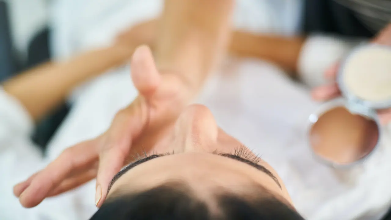Memakai Es Batu Sebagai Primer, Tips Buat Makeup Tahan Lama
