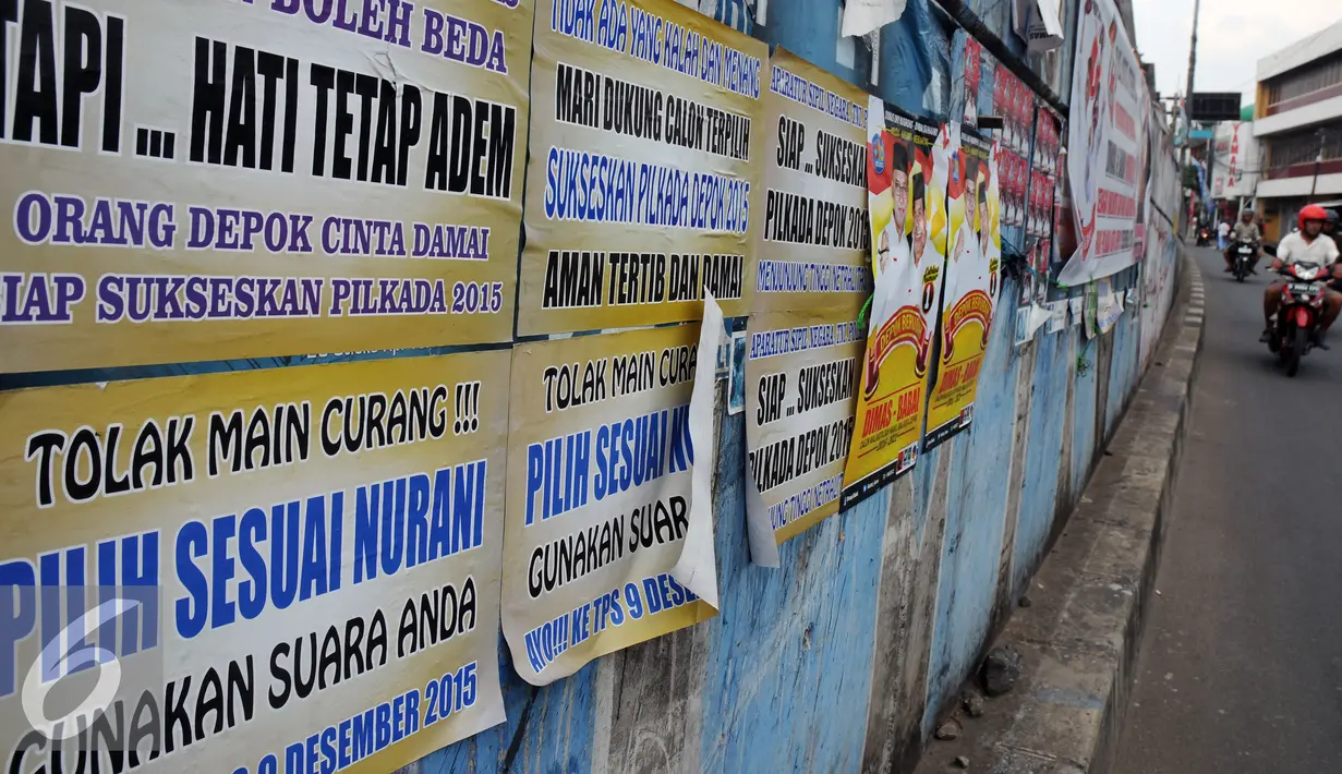 Alat peraga sosialisasi Pilkada 2015 memenuhi dinding jalan layang Kota Depok, Jawa Barat, Rabu (2/12). Kota Depok menjadi salah satu daerah yang akan melaksanakan Pilkada serentak pada 9 Desember mendatang. (Liputan6.com/Helmi Fithriansyah)