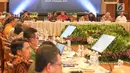 Gubernur Bank Indonesia Perry Warjio (kiri) saat memimpin Rakor di Gedung BI, Jakarta, Rabu (4/9/2019). Rakor Pemerintah, Pemerintah Daerah, dan BI membahas Pengembangan Industri Manufaktur untuk meningkatkan pertumbuhan ekonomi secara berkelanjutan dan Inklusif. (Liputan6.com/Angga Yuniar)