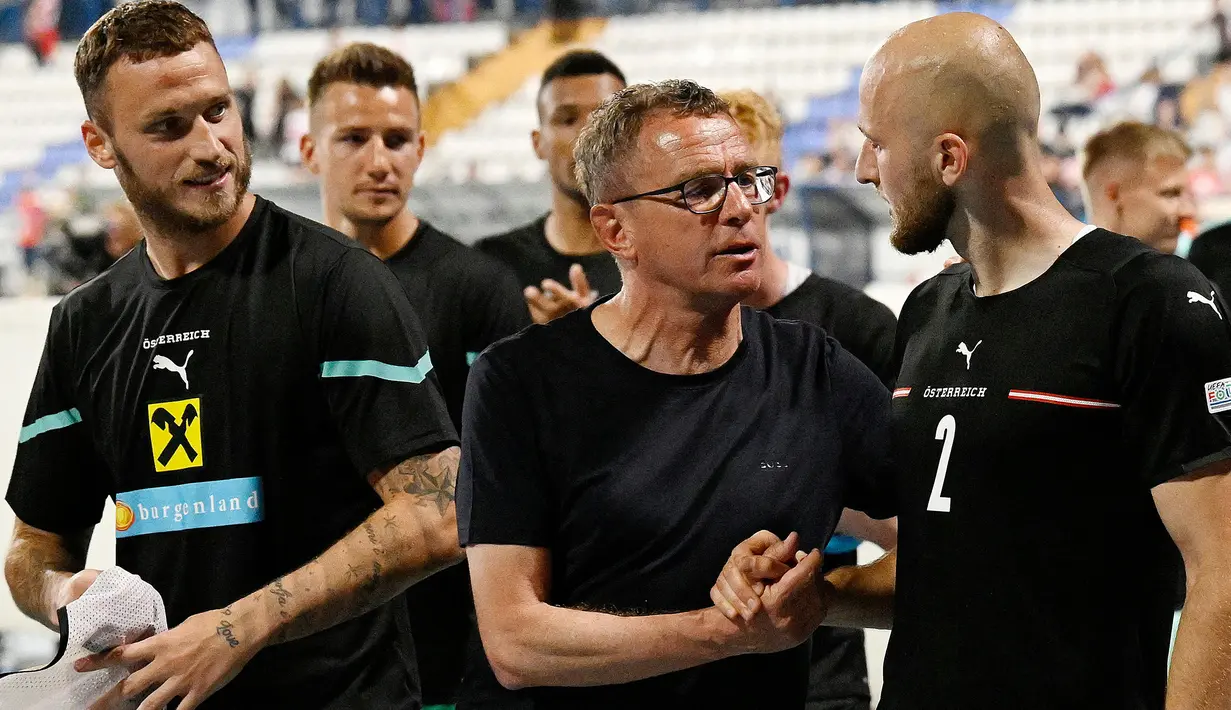 Luar biasa Ralf Rangnick. Baru 12 hari meninggalkan Manchester United dan memilih menukangi Timnas Austria, ia langsung meraih hasil fantastis kala melakukan debut di ajang UEFA Nations League, Sabtu (4/6/2022) dini hari WIB. Tak tanggung-tanggung, Kroasia sebagai runner-up Piala Dunia 2018 digasak 3-0 di kandangnya sendiri. (AFP/Robert Jaeger)