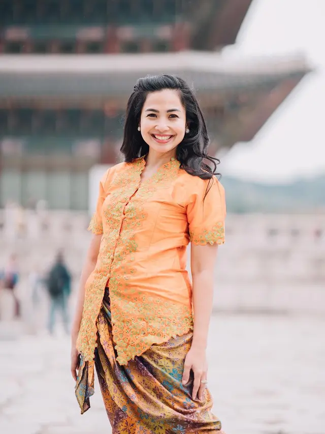 Pesona Feni Rose dengan Makeup Natural