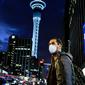 Seorang pria yang mengenakan masker terlihat di Kota Auckland, Selandia Baru, Rabu (12/8/2020). Kota terbesar di Selandia Baru, Auckland, pada 12 Agustus 2020 kembali memberlakukan Siaga COVID-19 Level 3 selama tiga hari setelah empat kasus terkonfirmasi pada 11 Agustus 2020. (Xinhua/Li Qiaoqiao)