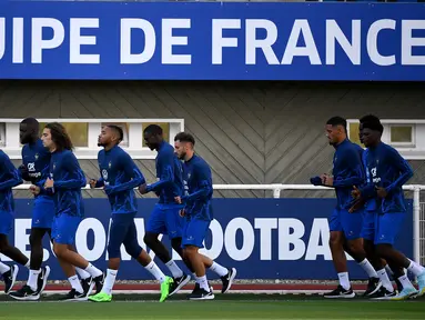 Para pemain Prancis melakukan pemanasan selama mengikuti sesi latihan di Clairefontaine-en-Yvelines (19/9/2022). Latihan ini sebagai bagian dari persiapan tim untuk berlaga melawan Austria di Stade de France pada 22 September dan dilanjutkan tiga hari kemudian melawan Denmark di Copenhagen dalam lanjutan laga UEFA Nations League. (AFP/Franck Fife)