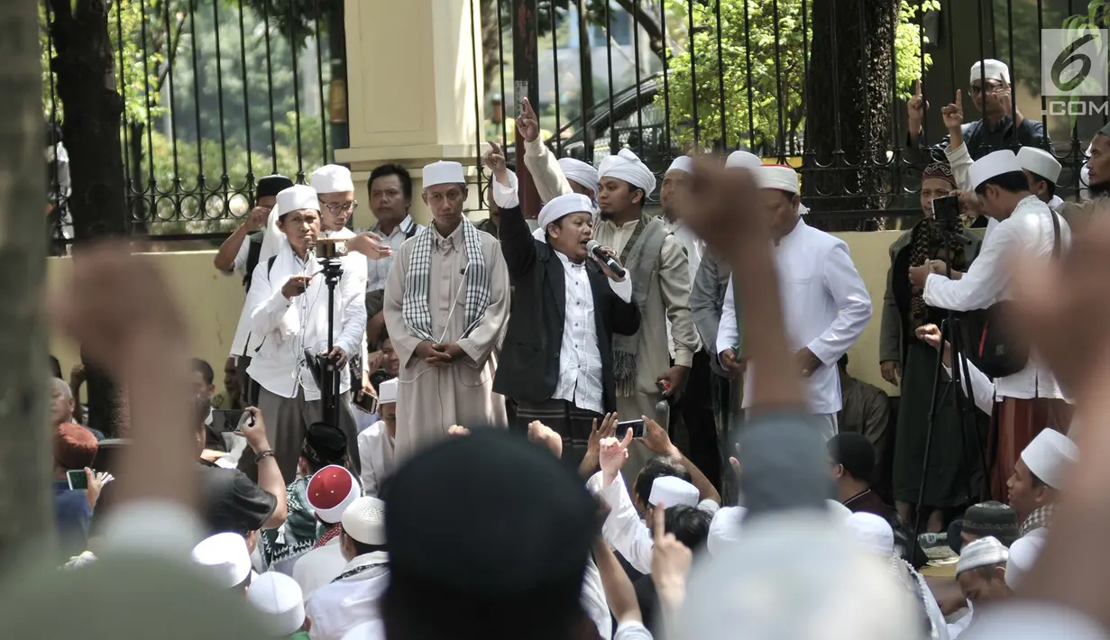 Perwakilan pimpinan HTI melakukan orasi saat menunggu sidang putusan gugatan di luar gedung PTUN, Jakarta, Senin (7/5). Meski gugatan ditolak, massa HTI tetap menggelar sujud syukur di luar gedung PTUN. (Merdeka.com/Iqbal S Nugroho)