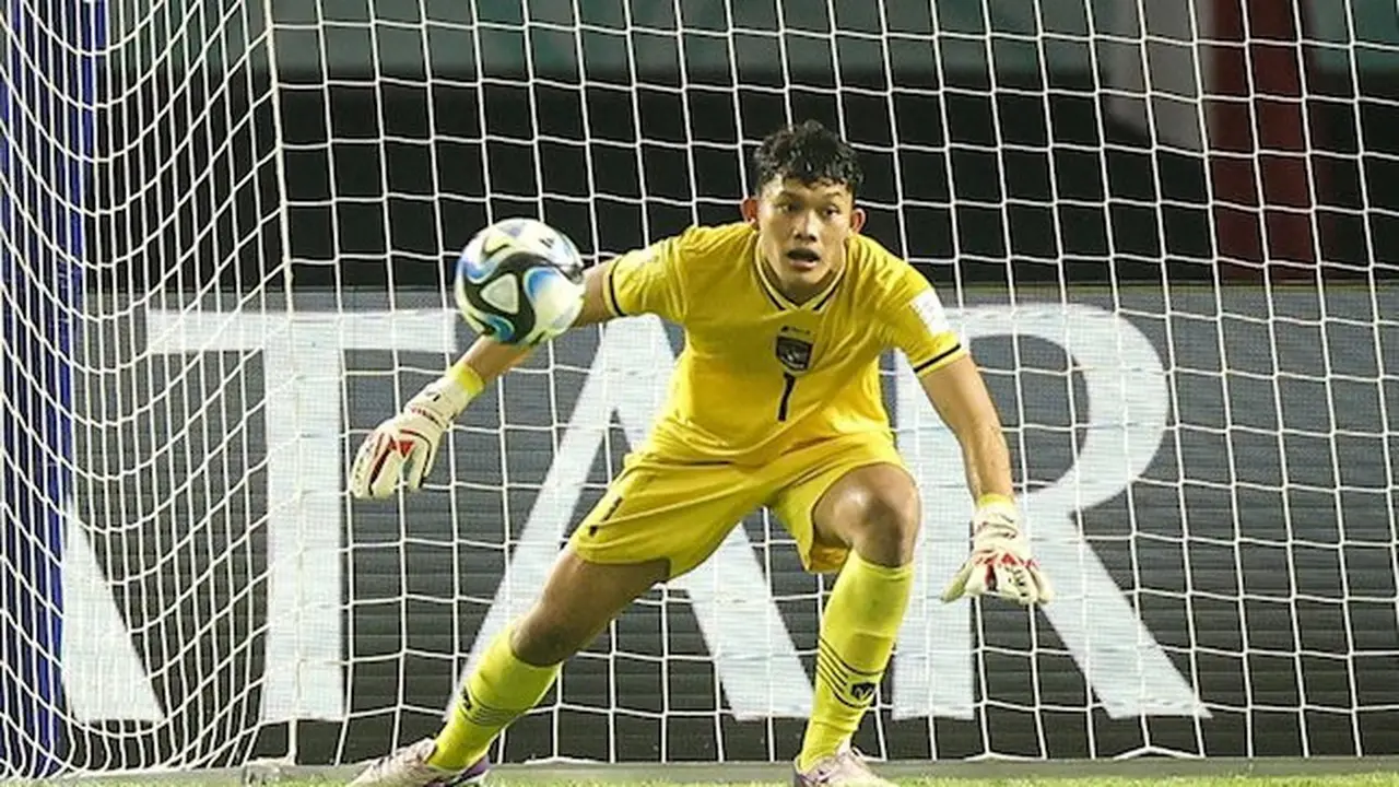 Aksi Ikram Al Giffari pada laga Timnas Indonesia U-17 vs Ekuador U-17 di matchday 1 Grup A Piala Dunia U-17 2023 di Stadion Gelora Bung Tomo, Jumat (10/11/2023) malam WIB. (c) Bola.net/Bagaskara Lazuardi