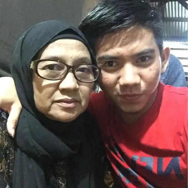 6 Potret Kebersamaan Rizki D’Academy dan Ibundanya, Penuh Kehangatan