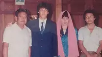 Ricky Yacobi (kedua dari kiri) saat ijab kabul pernikahannya di Solo pada 1985. (Dokumen pribadi Hari Purnomo)