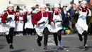 Anak-anak sekolah-sekolah lokal mengambil bagian dalam lomba lari sembari membawa wajan berisi pancake di Olney, Buckinghamshire, Inggris, Selasa (25/2/2020). Peserta kompetisi yang sudah ada sejak tahun 1445 ini harus membolak-balikan pancake sambil tetap berlari. (AP/Alastair Grant)