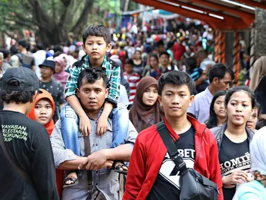Pengunjung memadati area Kebun Binatang Ragunan, Jakarta, Jumat (1/1). Jumlah pengunjung Taman Margasatwa Ragunan pada libur awal tahun 2016 mencapai lebih dari 100.000 orang. (Liputan6.com/Immanuel Antonius)